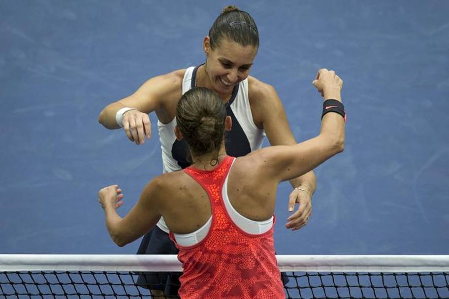 L&#39;abbraccio con Flavia Pennetta al termine della finale del singolare femminile degli us Open. REUTERS